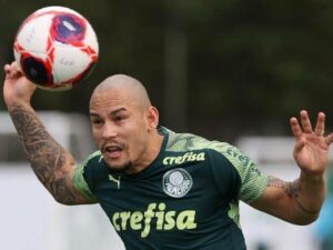 Após empréstimo, Palmeiras acerta rescisão de volante que deixa o Palmeiras