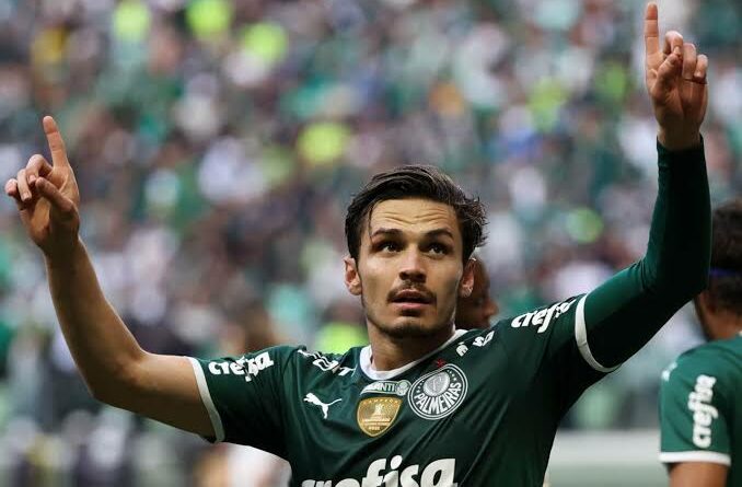 Palmeiras define futuro do Raphael Veiga após sondagem da Espanha e Inglaterra